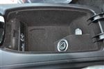 奔驰AMG GT前排中央扶手箱空间图片